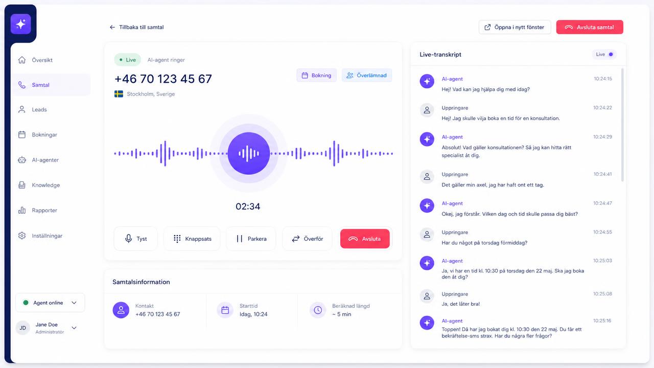 ZyndraAI:s röst-AI under ett pågående kundsamtal, med ljudvågor, samtalstid och ett live-transkript där AI-agenten bokar in en tid åt uppringaren.